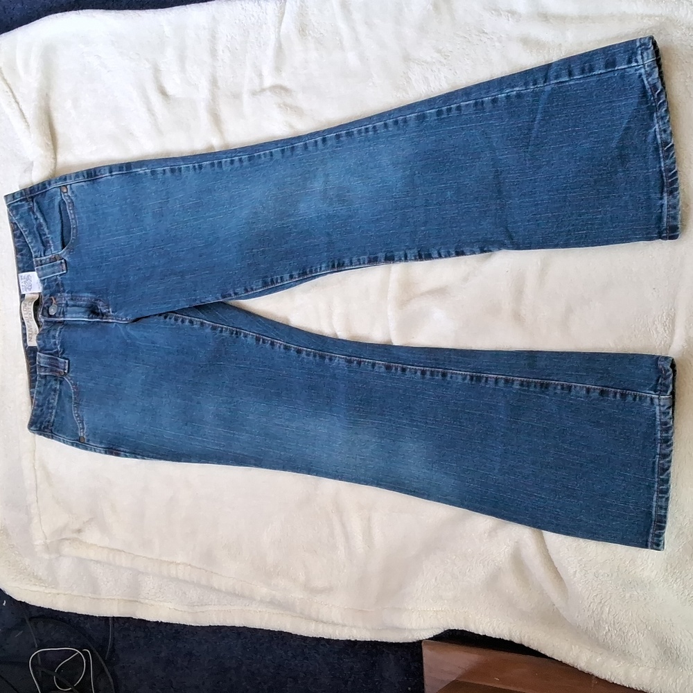 Levis 525 woman's size 6 low bootcut denim jeans